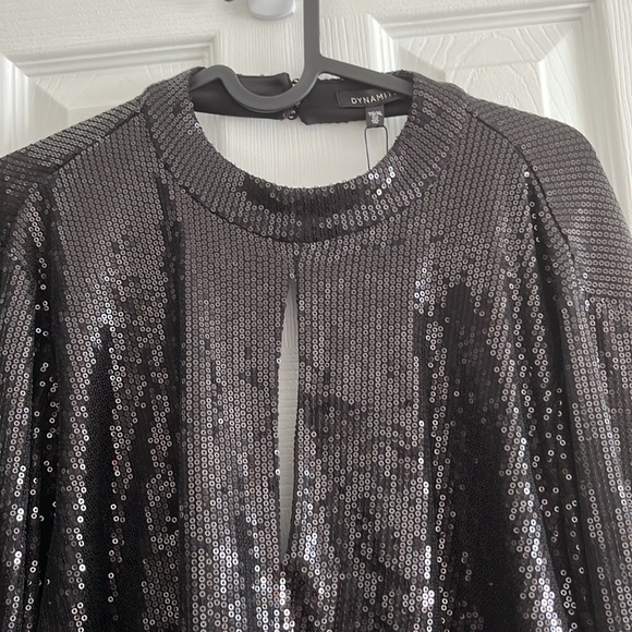 ✨2for15✨ Dynamite open back sequins tie back crop top - Picture 2 of 11